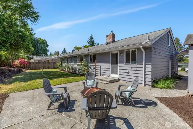 Fabulous flat back yard with room for a swing set or play structure.  How fun to have a classic laundry clothes line to get that super fresh fragrance on sheets!