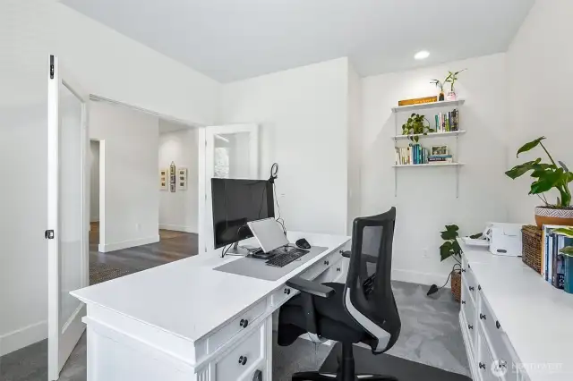 Office space that can easily be turned into a 4th bedroom