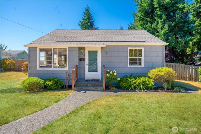 Welcome Home! Delightful 3-bedroom residence boasting great curb appeal.