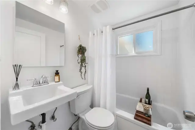 Stylish full bath with contemporary touches