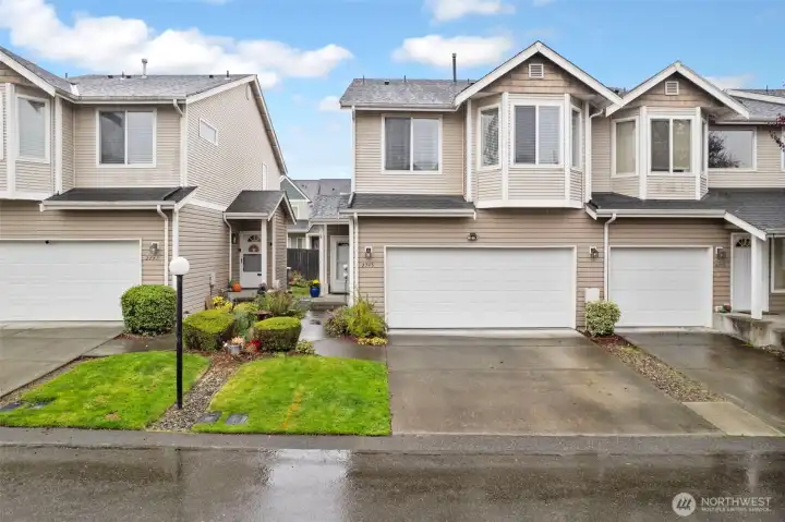 Lovely updated 3 bedroom townhome in Milton