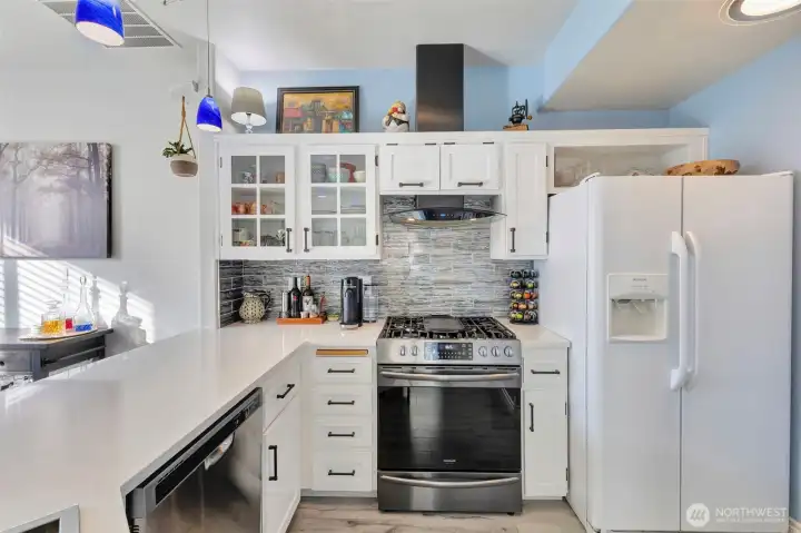 Gas Stovetop, custom exhaust fan & glass backsplash