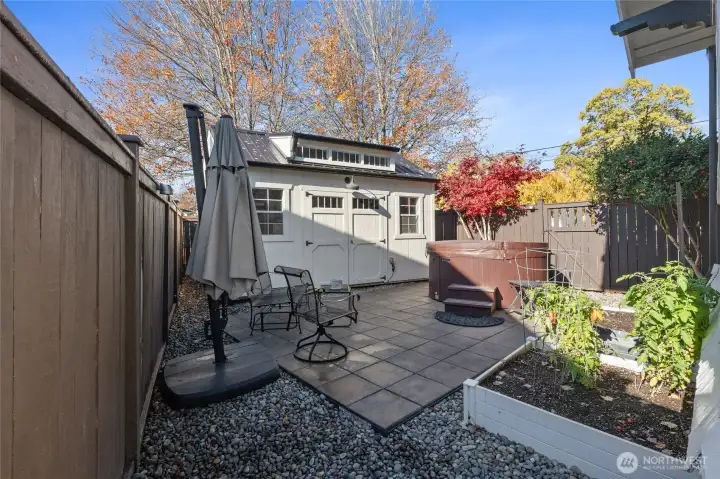 Hot tub + large shed/shop!