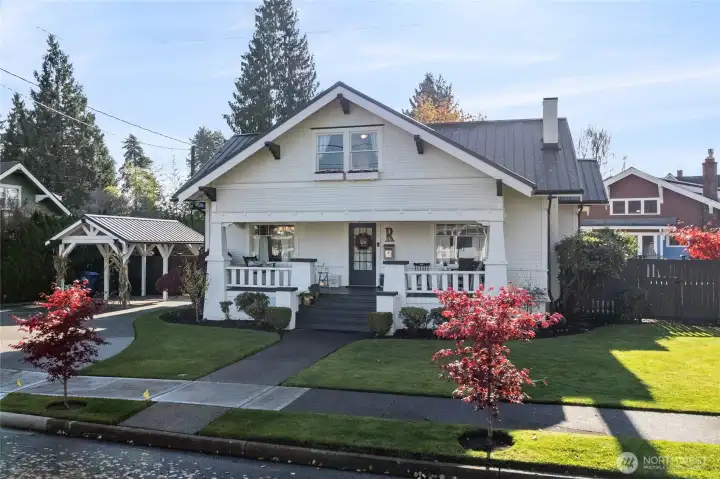 Full sprinkler system to keep things green.