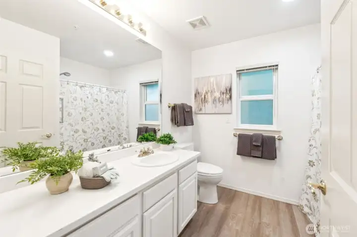 Upper floor full bath