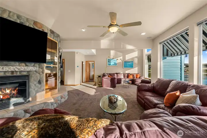 Everyone can be cozy with two fireplaces