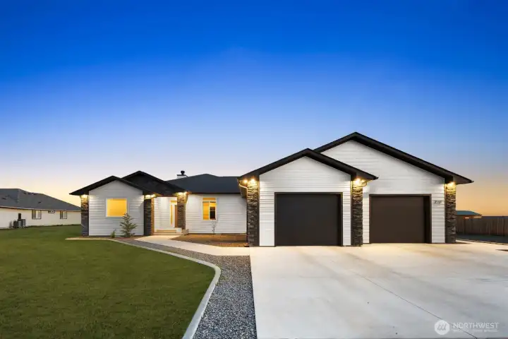 Welcome to this custom built rambler in Moses Lake!