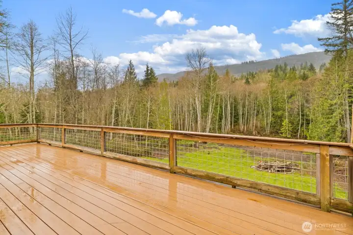 Large deck off kitchen/main living