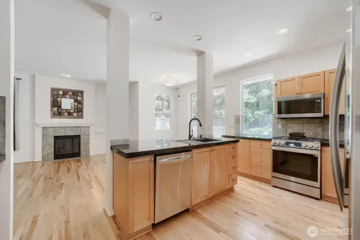 Beautiful spacious eat-in kitchen w/granite countertops & gas stove. Beautiful spacious eat-in kitchen w/granite countertops & gas stove.