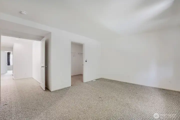 Primary bedroom w/walk in closet Primary bedroom w/walk in closet
