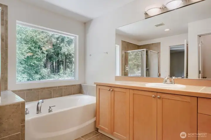 Primary bathroom w/stand up shower, beautiful soaking tub. Primary bathroom w/stand up shower, beautiful soaking tub.