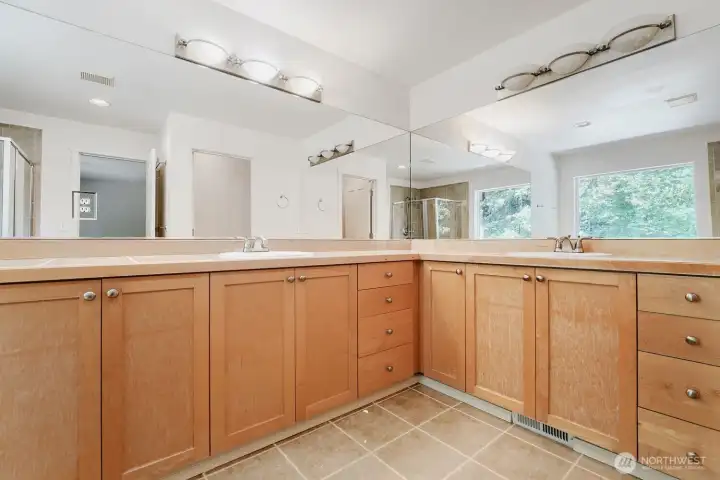 Spacious primary bathroom w/double sinks Spacious primary bathroom w/double sinks