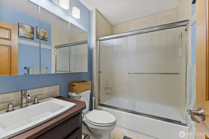 upstairs Guest bath