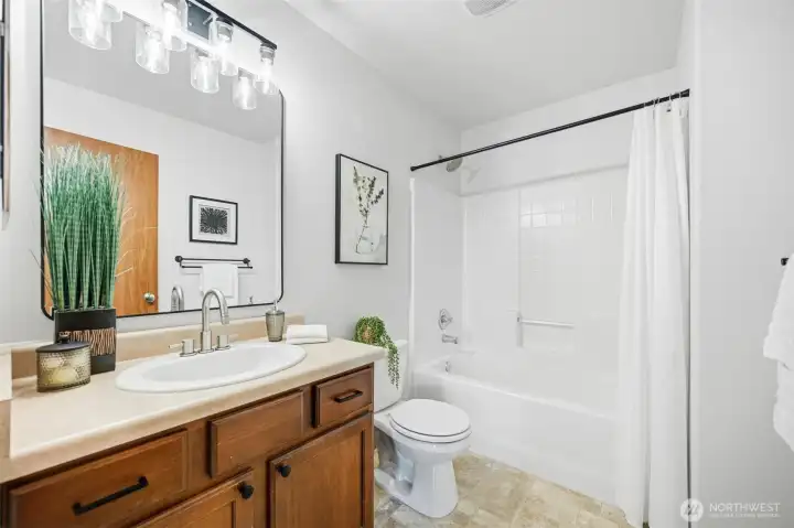 Main Bathroom Main Bathroom