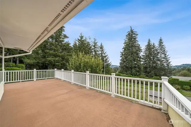 Expansive Deck with Territorial view of Centralia, enjoy the evening sunsets and Twi light of City.