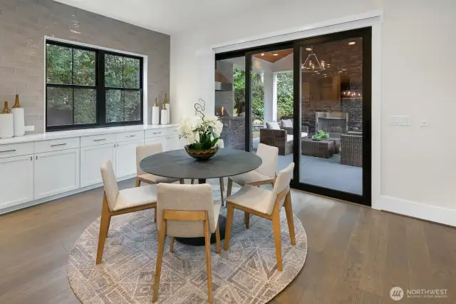 Kitchen nook that expands into the covered patio