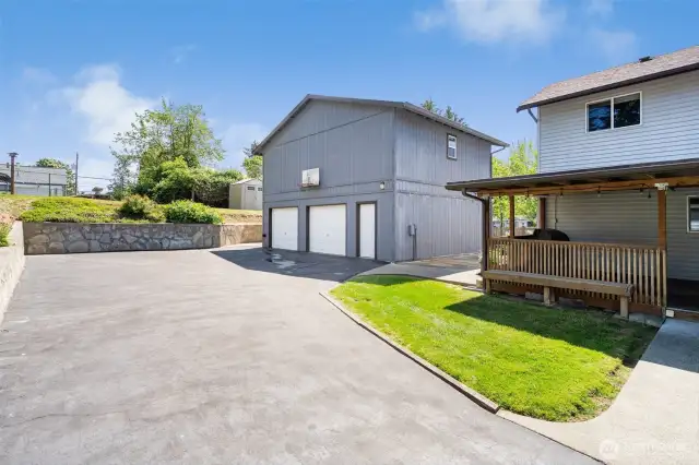Garage and massive driveway