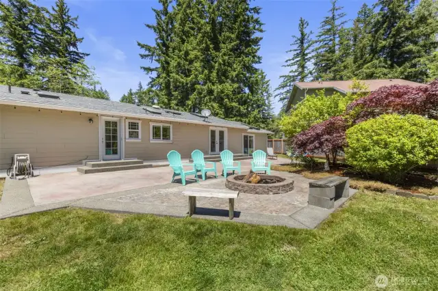 Single level living and lake front!