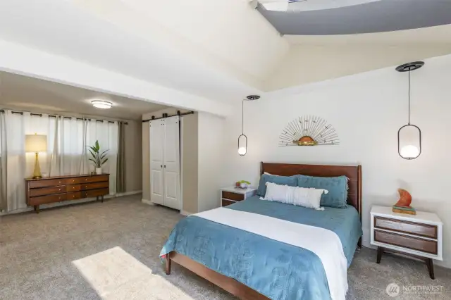 Huge Primary bedroom with new carpet!