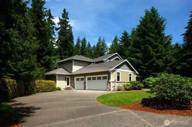 Large curved driveway provides ample parking and ease of access.