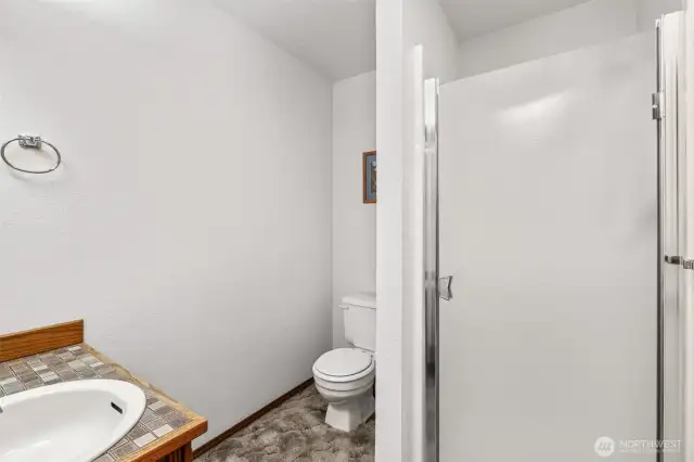 Upper level guest bath