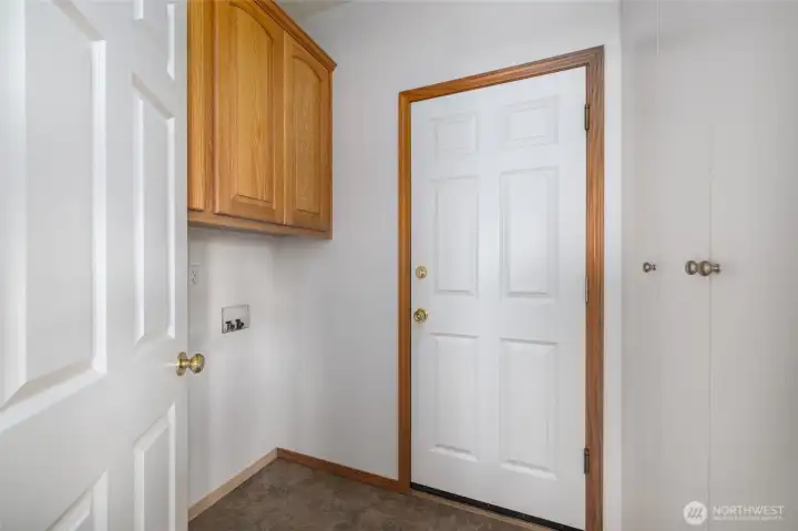 Laundry room between kitchen and garage