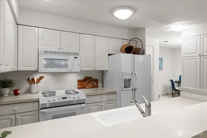 Loads of kitchen cabinet/storage