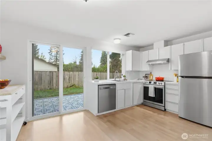 Another photo to highlight this spacious kitchen!
