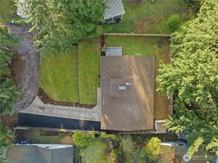 Great photo showing the front and rear yards.  Lots of room for play and garden space.