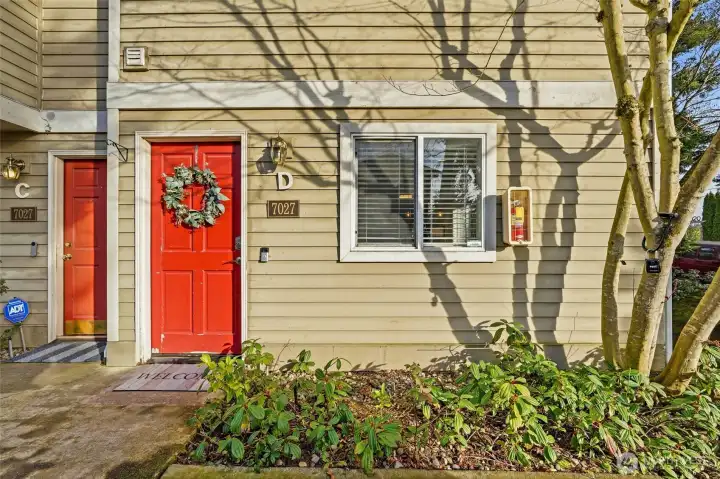 Beautiful townhouse-style end unit that offers extra privacy and natural light.