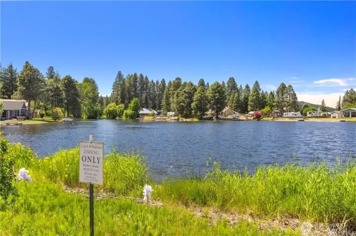 One of the 2 lakes to enjoy in the community.