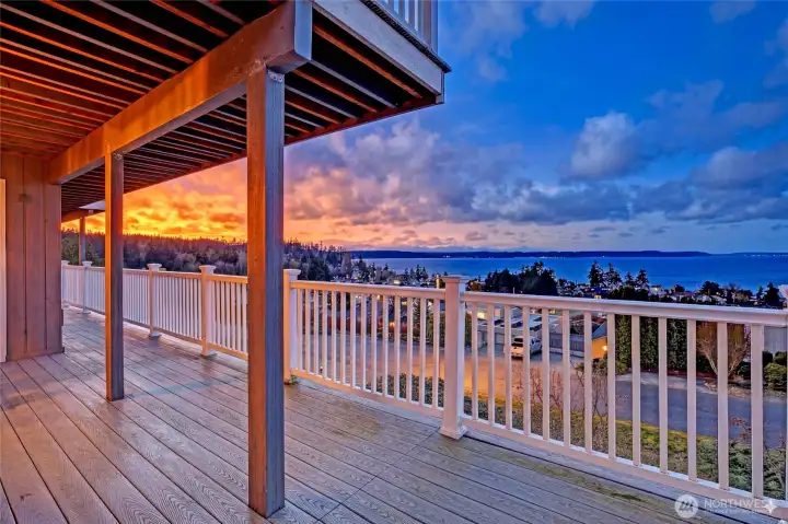 Two deck up and down for entertainment