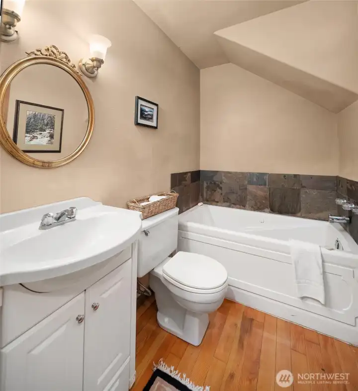 Shared main-level bath with jetted tub