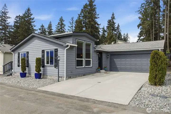 Better than new home in 55+ Canyon Meadow Estates