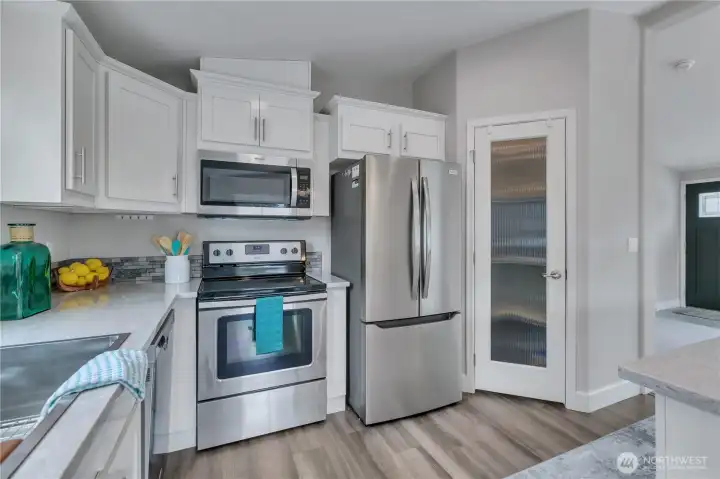 Stainless appliance and a good size walk-in pantry for ample storage