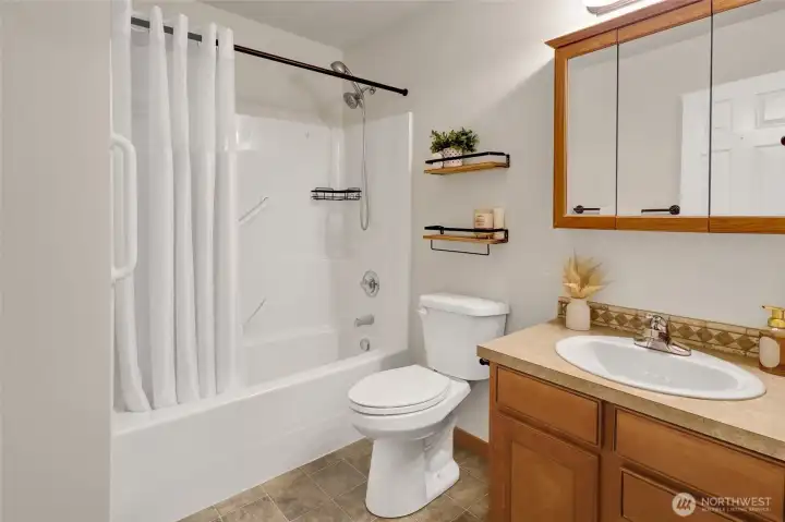 Full bathroom on middle level Full bathroom on middle level