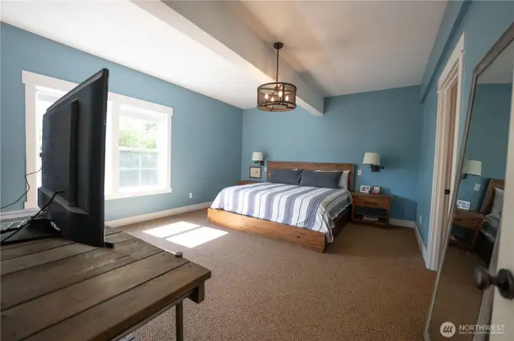 Large primary bedroom with en suite bathroom.