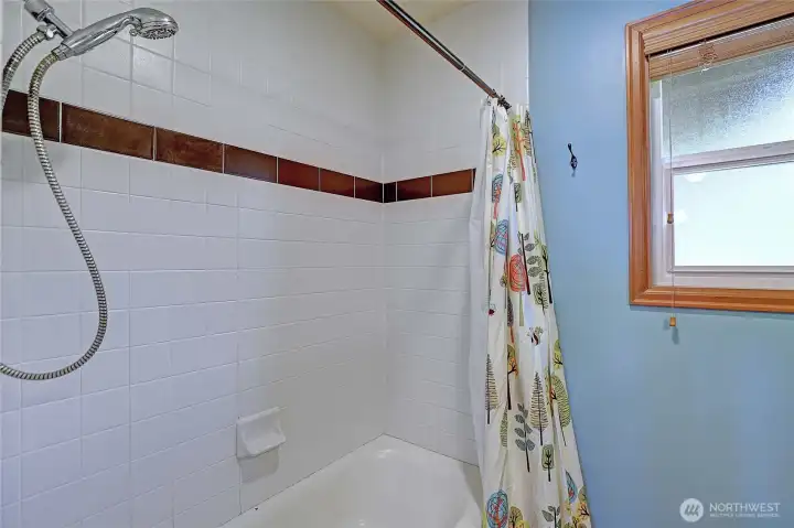 Tub/Shower Combo on Main Floor~