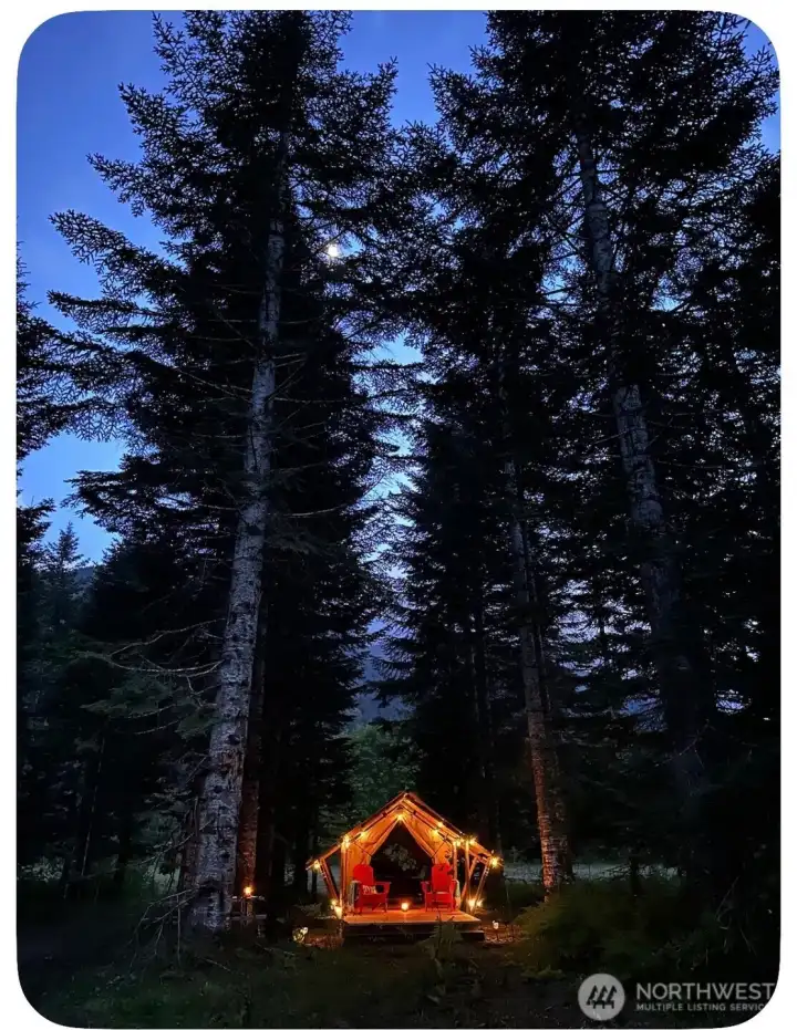 Rest and enjoy the beauty of this property, an evening of rippling river.
