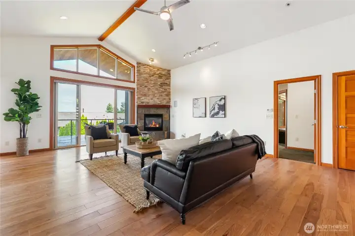 Huge living room, vaulted ceilings and ohhh, those views Huge living room, vaulted ceilings and ohhh, those views