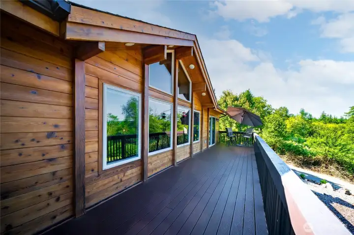 Expansive decks on upper and lower levels Expansive decks on upper and lower levels