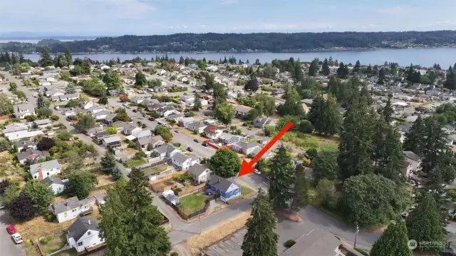 Walking distance to Manette shopping and dining district!