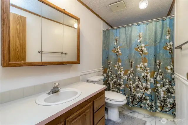 Secondary bathroom (full)