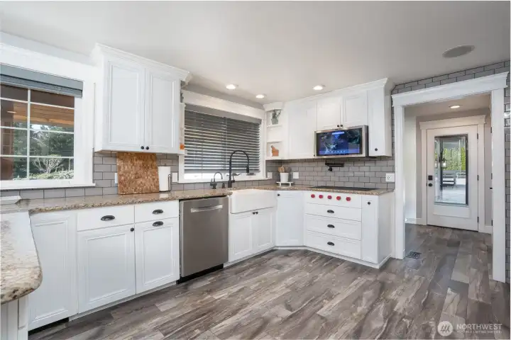 Unleash your culinary skills in this chef's kitchen, complete with a Wolf 5 burner gas stove, pot filler for convenience and a TV exhaust hood to watch your favorite show while you create!