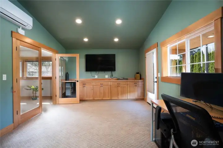 Secondary space in the Art studio - a private space, a conference room, music room.....you decide! Door on the door on the right leads to back covered patio. The building is Star Link ready and has fiber between house and this unit.