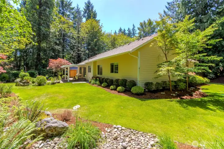 Lovely mature landscaping! Lovely mature landscaping!