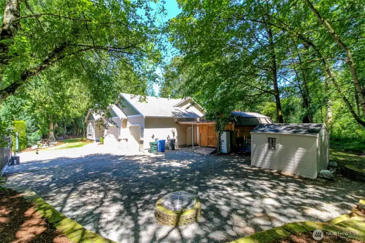 Lots of room for parking... RV, Boat, Camper.... Lots of room for parking... RV, Boat, Camper....
