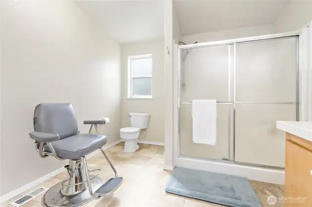 Spacious bath, with room for a barber!
