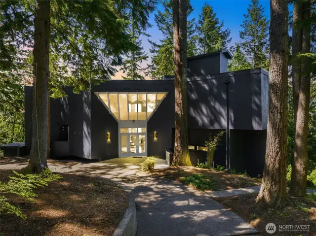 This stunning architectural gem is perched atop Tiger Mountain on one of King County's highest elevations, allowing for incredible views and wonderful privacy.