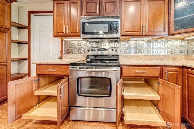 Convenient pull out drawers.